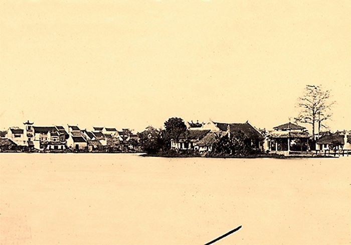 Phố cổ Hà Nội nhìn từ Hồ Hoàn Kiếm
